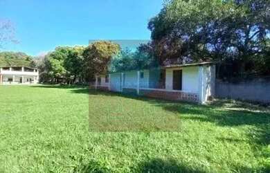 Imagem: A casa possui 3 Dormitórios, 2 Banheiros, 5 Vagas na garagem