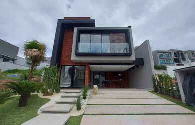 Imagem: A casa em condomínio possui 4 Dormitórios, 4 Banheiros, 4