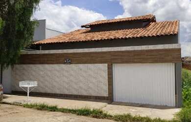 Imagem: A casa possui 3 Dormitórios, 2 Banheiros, 1 Vaga na garagem