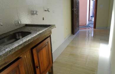 Imagem: A casa possui 1 Dormitório, 1 Banheiro, 1 Vaga na garagem