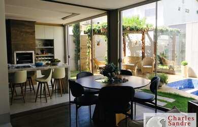 Imagem: A casa em condomínio possui 4 Dormitórios, 5 Banheiros, 3