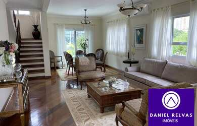 Imagem: A casa possui 4 Dormitórios, 5 Banheiros, 4 Vagas na garagem