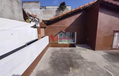 Imagem: A casa possui 2 Dormitórios, 2 Banheiros, 3 Vagas na garagem