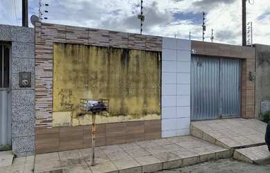 Imagem: A casa possui 2 Dormitórios, 1 Banheiro, 1 Vaga na garagem