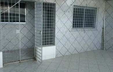 Imagem: A casa possui 2 Dormitórios, 1 Banheiro, 2 Vagas na garagem