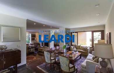 Imagem: O depósito possui 5 Vagas na garagem e 313m² de Área e está