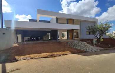 Imagem: A casa em condomínio possui 4 Dormitórios, 5 Banheiros, 2