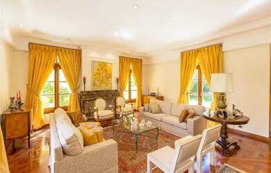 Imagem: A casa possui 4 Dormitórios, 5 Banheiros, 5 Vagas na garagem