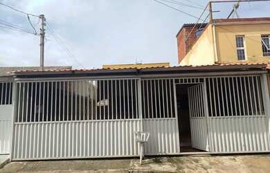 Imagem: A casa possui 2 Dormitórios, 1 Banheiro, 2 Vagas na garagem