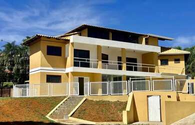 Imagem: A casa possui 3 Dormitórios, 4 Banheiros, 5 Vagas na garagem