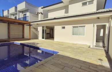 Imagem: A casa possui 4 Dormitórios, 5 Banheiros, 4 Vagas na garagem