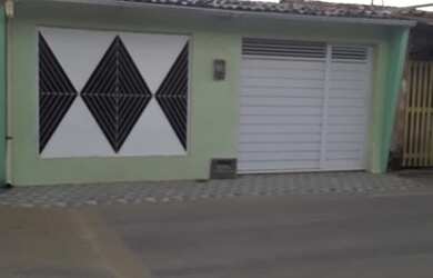 Imagem: A casa possui 3 Dormitórios, 3 Banheiros, 1 Vaga na garagem