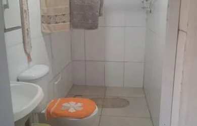 Imagem: A casa possui 2 Dormitórios, 1 Banheiro, 2 Vagas na garagem