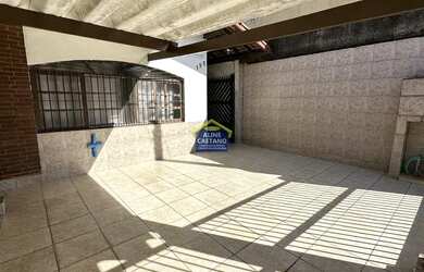 Imagem: A casa possui 3 Dormitórios, 2 Banheiros, 2 Vagas na garagem