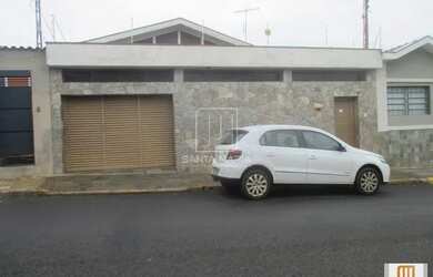 Imagem: A casa possui 3 Dormitórios, 3 Banheiros, 4 Vagas na garagem