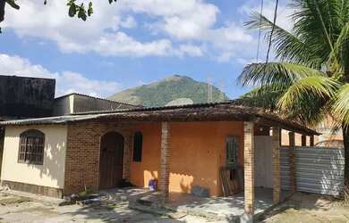 Imagem: A casa possui 2 Dormitórios, 1 Banheiro, 2 Vagas na garagem