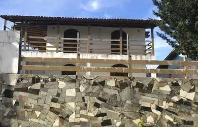 Imagem: A casa possui 5 Dormitórios, 5 Banheiros, 3 Vagas na garagem