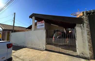 Imagem: A casa possui 2 Dormitórios, 1 Banheiro, 1 Vaga na garagem