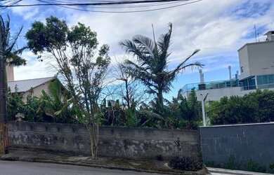 Imagem: O terreno à venda possui e está localizado em Coqueiros