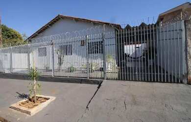 Imagem: A casa possui 3 Dormitórios, 2 Banheiros, 1 Vaga na garagem