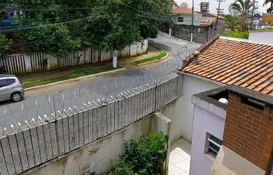 Imagem: A casa possui 3 Dormitórios, 3 Banheiros, 2 Vagas na garagem