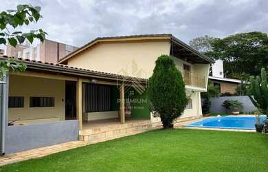 Imagem: A casa possui 4 Dormitórios, 2 Banheiros, 4 Vagas na garagem