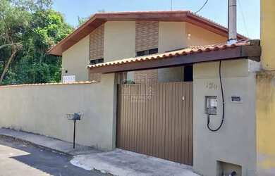 Imagem: A casa possui 1 Dormitório, 2 Banheiros, 1 Vaga na garagem