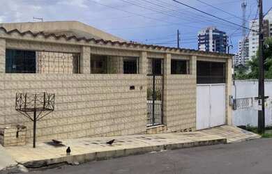 Imagem: A casa possui 3 Dormitórios, 3 Banheiros, 2 Vagas na garagem