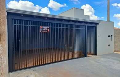 Imagem: A casa possui 3 Dormitórios, 2 Banheiros, 2 Vagas na garagem