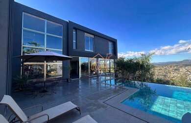 Imagem: A casa em condomínio possui 4 Dormitórios, 5 Banheiros, 5