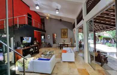 Imagem: A casa possui 4 Dormitórios, 5 Banheiros, 5 Vagas na garagem