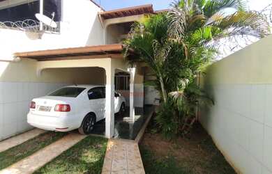 Imagem: A casa possui 2 Dormitórios, 1 Banheiro, 1 Vaga na garagem