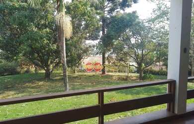 Imagem: A casa em condomínio possui 4 Dormitórios, 3 Banheiros, 455m²