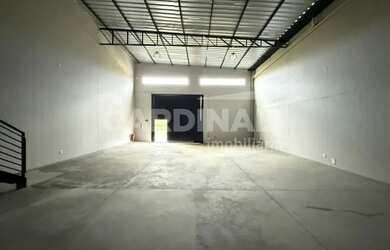 Imagem: O depósito possui 2 Vagas na garagem, 183m² de Área e está