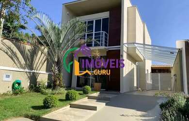 Imagem: A casa possui 3 Dormitórios, 2 Banheiros, 2 Vagas na garagem