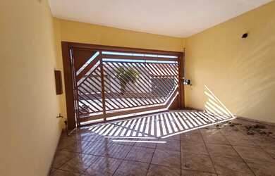 Imagem: A casa possui 3 Dormitórios, 2 Banheiros, 2 Vagas na garagem