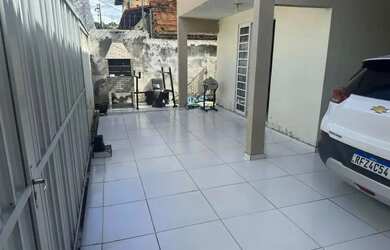 Imagem: A casa possui 4 Dormitórios, 3 Banheiros, 2 Vagas na garagem