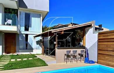 Imagem: A casa possui 4 Dormitórios, 5 Banheiros, 2 Vagas na garagem