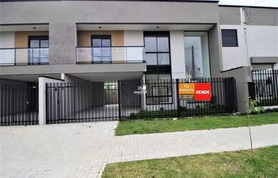 Imagem: A casa possui 3 Dormitórios, 2 Banheiros, 2 Vagas na garagem