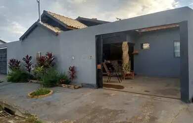 Imagem: A casa possui 2 Dormitórios, 2 Banheiros, 1 Vaga na garagem