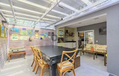 Imagem: A casa em condomínio possui 3 Dormitórios, 2 Banheiros, 2