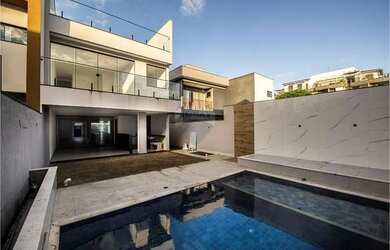 Imagem: A casa possui 3 Dormitórios, 5 Banheiros, 2 Vagas na garagem