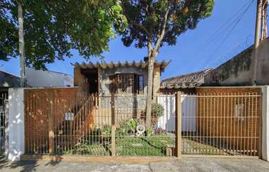 Imagem: A casa possui 3 Dormitórios, 2 Banheiros, 5 Vagas na garagem