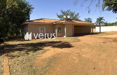 Imagem: A casa possui 3 Dormitórios, 3 Banheiros, 2 Vagas na garagem