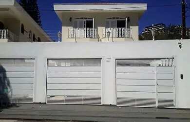 Imagem: A casa possui 4 Dormitórios, 5 Banheiros, 3 Vagas na garagem