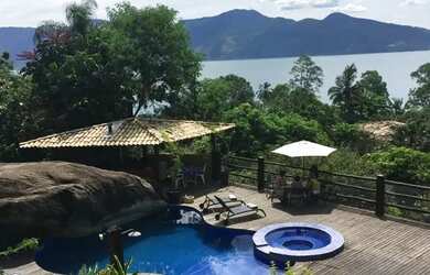 Imagem: A casa possui 5 Dormitórios, 4 Banheiros, 4 Vagas na garagem