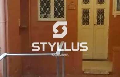 Imagem: A casa possui 3 Dormitórios, 2 Banheiros, 5 Vagas na garagem