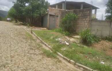 Imagem: A casa possui 2 Dormitórios, 2 Banheiros, 3 Vagas na garagem