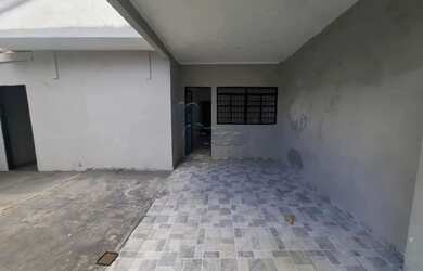 Imagem: A casa possui 3 Dormitórios, 1 Banheiro, 1 Vaga na garagem