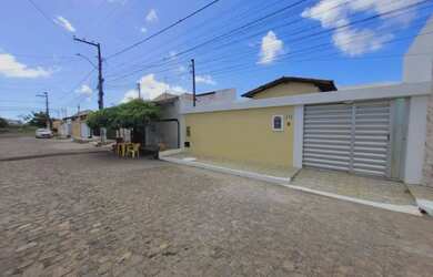 Imagem: A casa possui 2 Dormitórios, 2 Banheiros, 2 Vagas na garagem